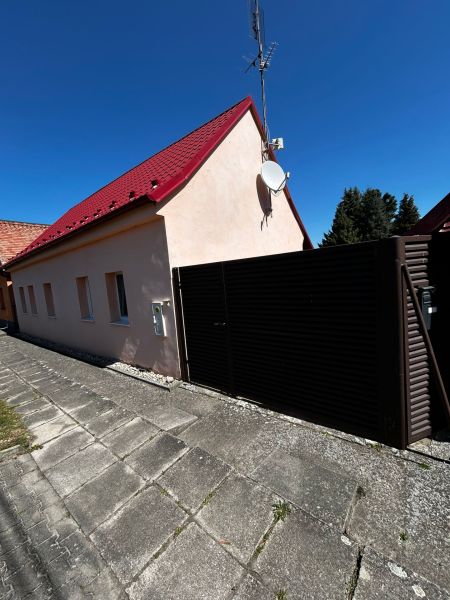 Einfamilienhaus in Mikulášov in Lakšárska Nová Ves mit rotem Dach und Satellit.
