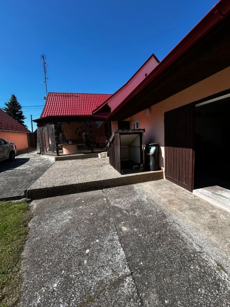 Einfamilienhaus in Mikulášov in Lakšárska Nová Ves mit rotem Dach und Hof.