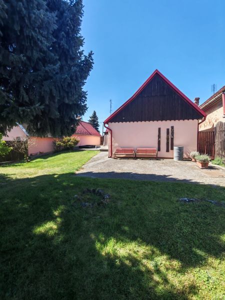 Einfamilienhaus in der Mikulášov-Straße in Lakšárska Nová Ves mit gepflegtem Garten und Bänken.