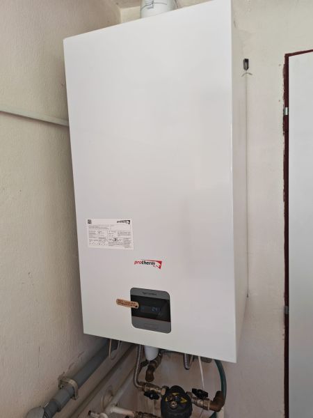 Wand-Gastherme Protherm im Technikraum eines Einfamilienhauses.
