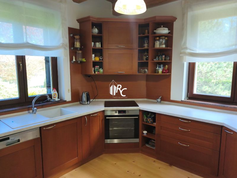 Küche mit Holzelementen und Küchenzeile in einem Einfamilienhaus.