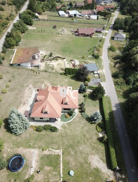 Einfamilienhaus in Trebostovo mit geräumigem Garten und Außenanlagen.