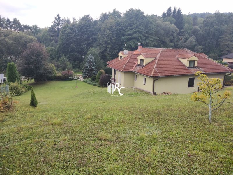 Ein Einfamilienhaus in Trebostovo, umgeben von einem Garten und Wald, ideal für eine ruhige Atmosphäre.
