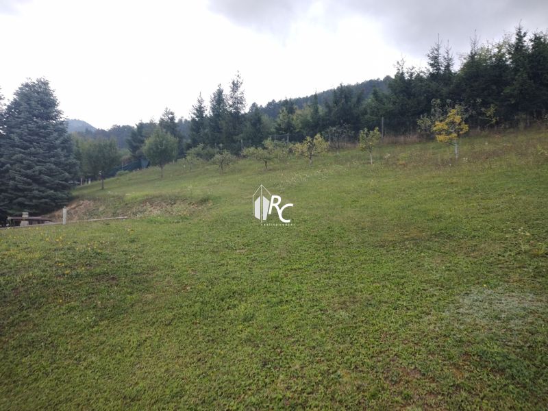 Ein Garten mit Blick auf den Wald und den Hang in der Umgebung eines Einfamilienhauses in Trebostovo.