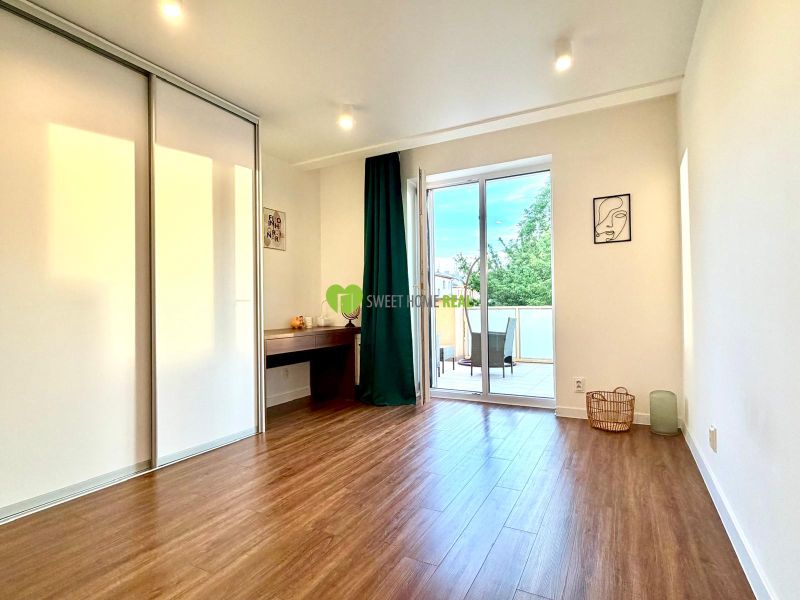 Innenraum einer 3-Zimmer-Wohnung mit Holzboden und geräumiger Terrasse.