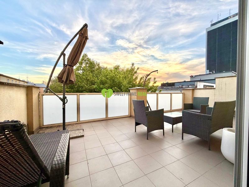 Geräumige Terrasse in einer 3-Zimmer-Wohnung in der Jána Hollého Straße in Michalovce mit Gartenmöbeln.