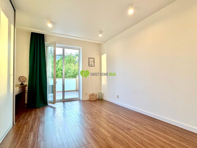 Helles Zimmer mit Zugang zum Balkon, Holzboden in einer 3-Zimmer-Wohnung.