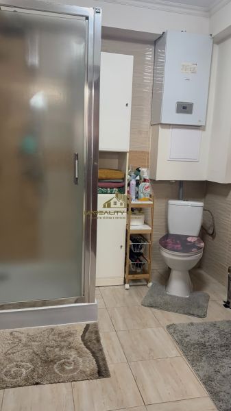 Badezimmer in einem Einfamilienhaus mit moderner Duschkabine und Toilette.