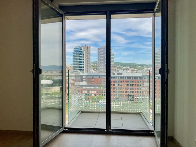 Blick aus einer Einzimmerwohnung auf die Skyline der Stadt Bratislava - Altstadt.