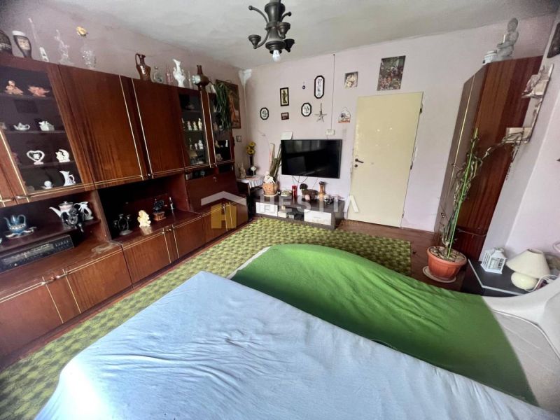 Wohnzimmer in einem Einfamilienhaus mit antiken Möbeln und Dekorationen, Holzboden mit Holzdekor.