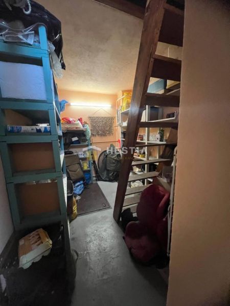 Úložný Raum mit Regalen und Treppe im Einfamilienhaus.