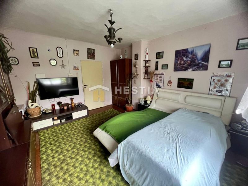 Schlafzimmer in einem Einfamilienhaus mit Teppichboden und Wanddekorationen.