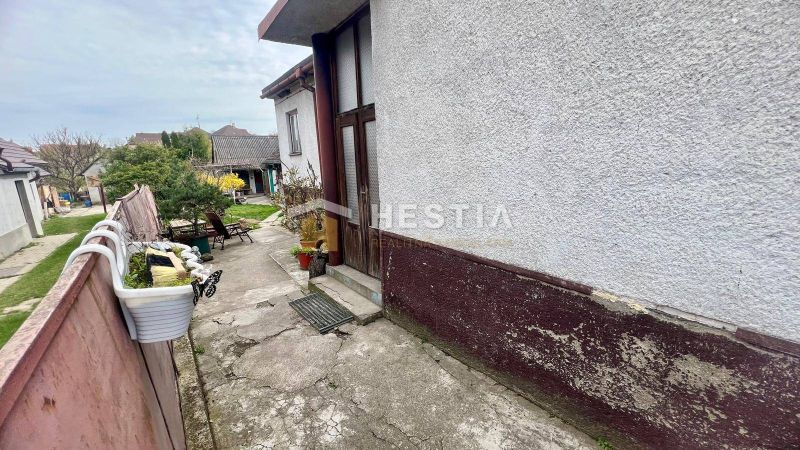 Der Hof eines Einfamilienhauses in Cerová mit Grünflächen und Gartenmöbeln.