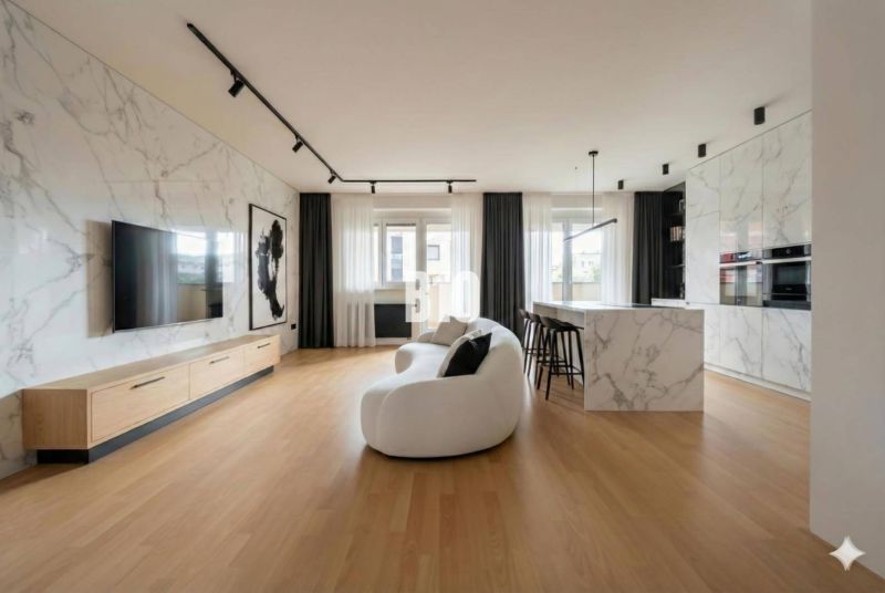 Wohnzimmer in einer 4-Zimmer-Wohnung mit Holzboden und Marmordekor an den Wänden.