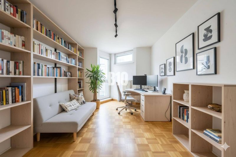 Arbeitszimmer in einer 4-Zimmer-Wohnung mit Bibliothek, Pflanze und Holzboden.