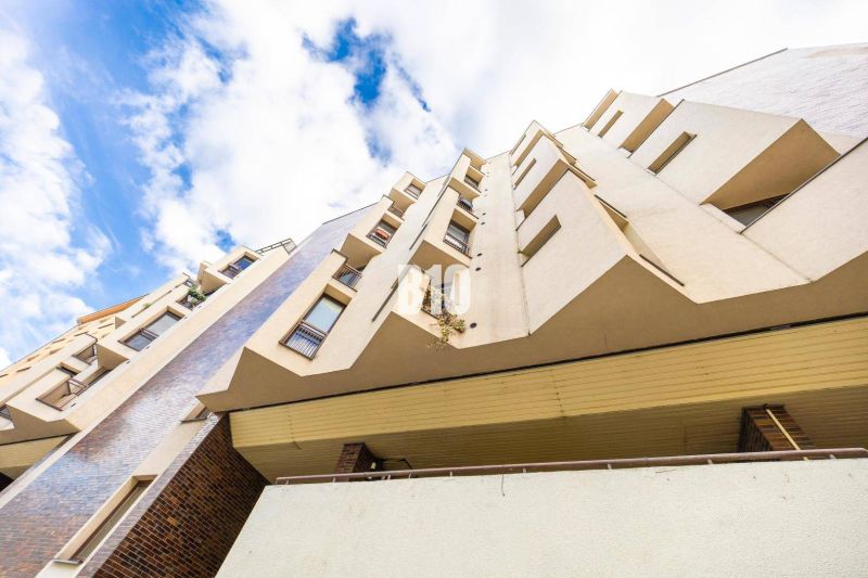 Wohnhaus in der Grösslingova-Straße in Bratislava, das eine 4-Zimmer-Wohnung anbietet.