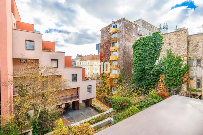 Blick auf Gebäude und Grünflächen in Bratislava - Altstadt, Grösslingova, 4-Zimmer-Wohnung.