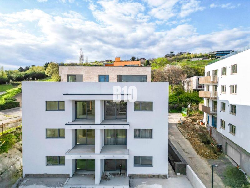 Neubau mit Balkonen, umgeben von Grünflächen in Bratislava-Nové Mesto, bietet 3-Zimmer-Wohnungen an.