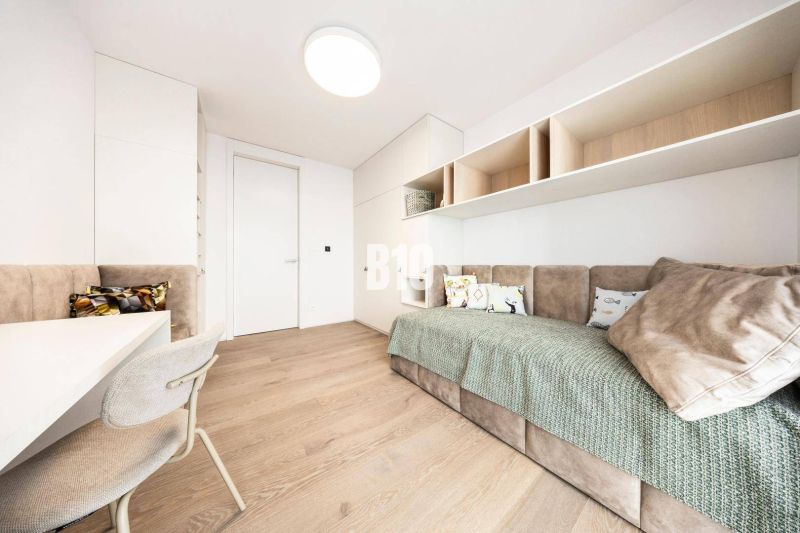 Minimalistisches Zimmer mit Sofa, hellen Möbeln und Boden in Holzoptik in einer 3-Zimmer-Wohnung.