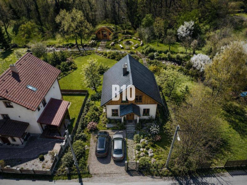 Ein Haus in der Straße Obrancov mieru in Banská Štiavnica, umgeben von einem gepflegten Garten. Grundstücke - Wohnen.
