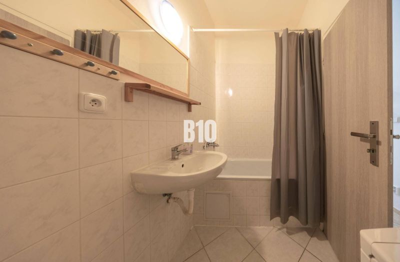 Badezimmer mit Duschvorhang und Waschbecken im Büro.