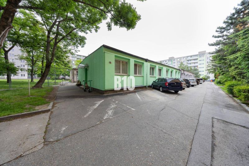 Grünes Gebäude und Parkplatz im Bürobereich in Bratislava-Ružinov, Ostredky.