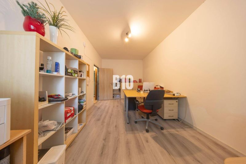 Büros mit Holzmöbeln, offenen Regalen und Schreibtischen.