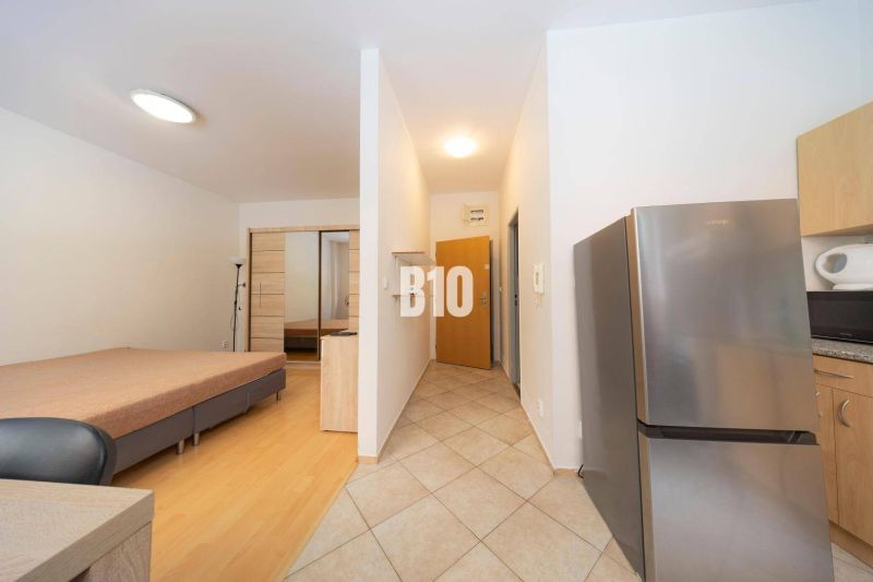 Büros mit Einbauschrank, Bett und Küchenzeile.