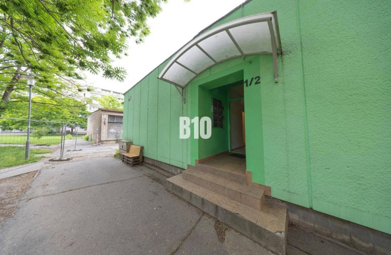 Eingang zum grünen Gebäude in der Straße Bratislava-Ružinov - Ostredky bei den Büros.