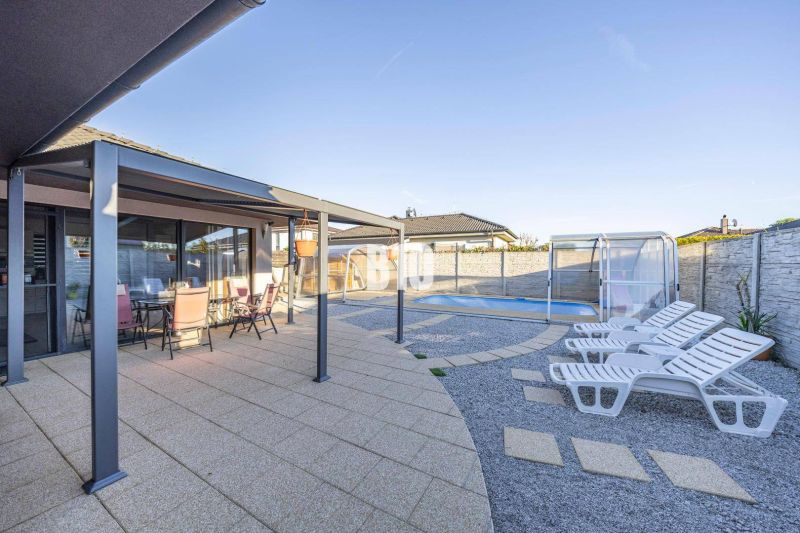 Ein Einfamilienhaus in Most pri Bratislave mit Terrasse, Pavillon und Schwimmbad.