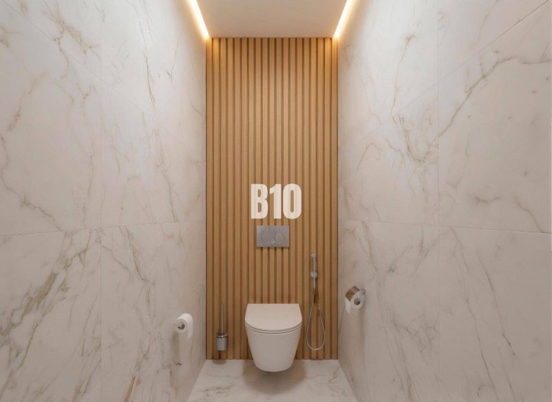 Badezimmer in einer 4-Zimmer-Wohnung mit Marmorverkleidung und Holzelementen an der Wand.