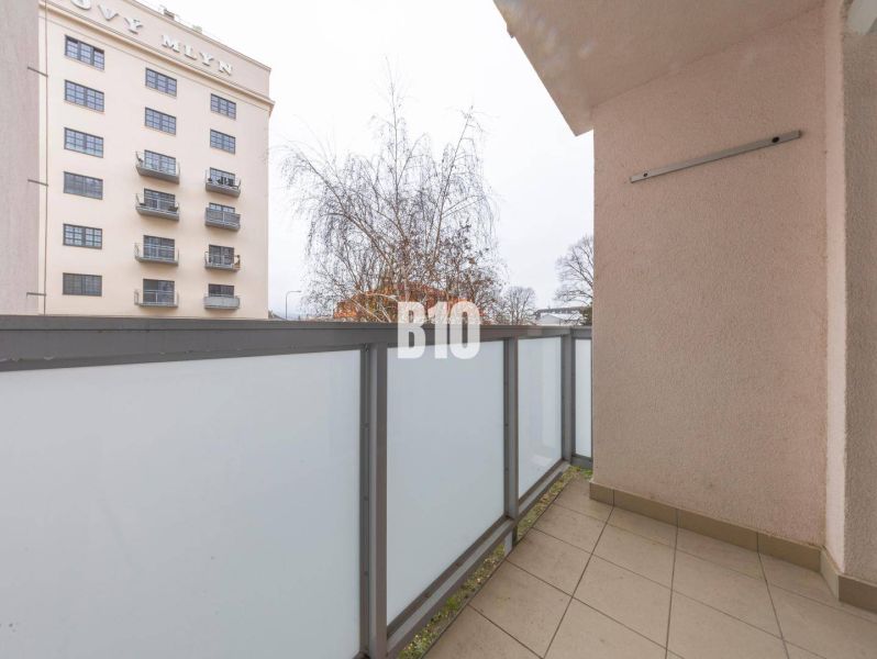 Der Balkon der 4-Zimmer-Wohnung in der Vrbovská Cesta in Piešťany mit Blick auf die Neue Mühle.
