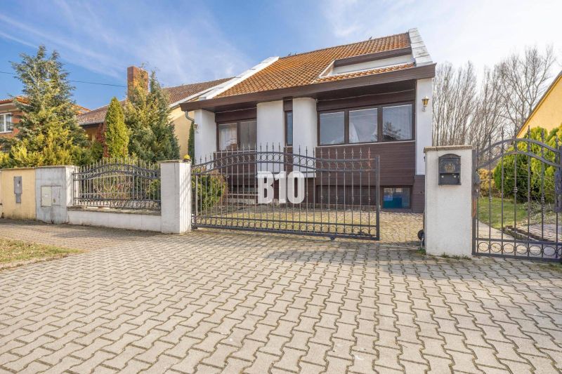 Einfamilienhaus in der Dunajská-Straße in Hamuliakovo mit einem Metalltor und Garten.