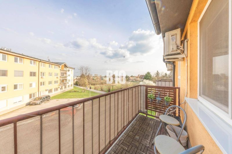 Balkon einer 2-Zimmer-Wohnung in der M. R. Štefánika-Straße, Most pri Bratislave, mit Aussicht.