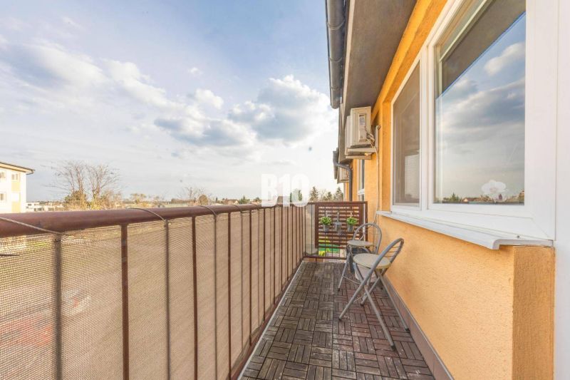 Balkon einer 2-Zimmer-Wohnung mit Blick auf die M. R. Štefánika Straße in Most pri Bratislave.