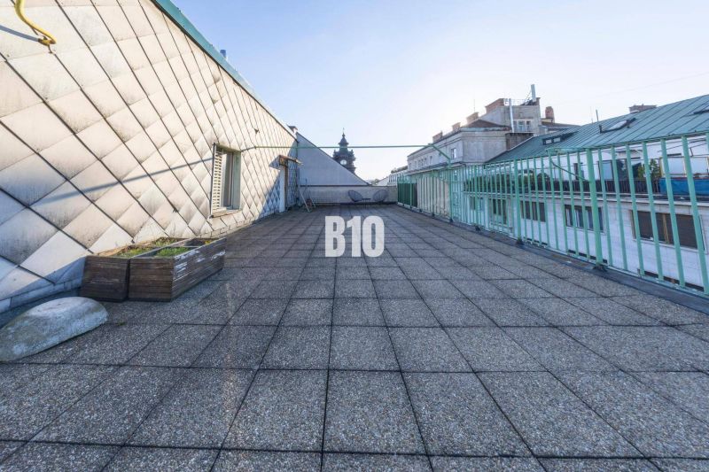 Großzügige Dachterrasse mit Aussicht in einer 3-Zimmer-Wohnung in Bratislava - Altstadt.