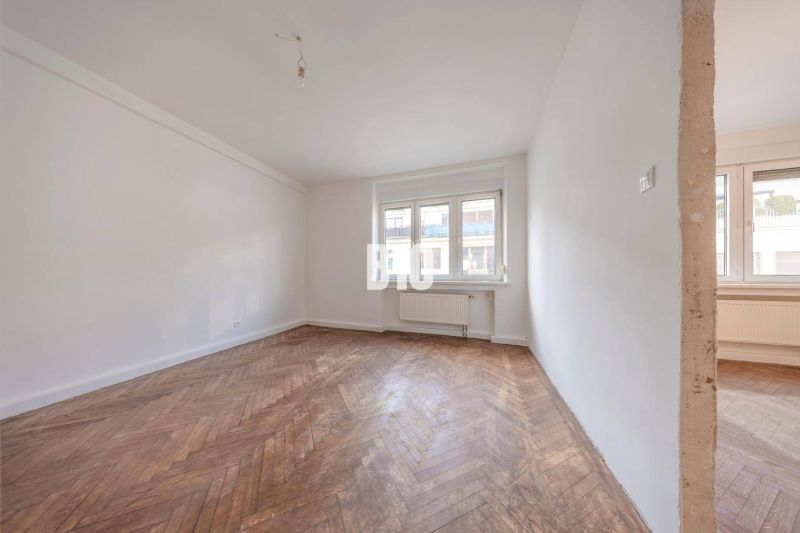Helles Zimmer mit Holzboden in einer 3-Zimmer-Wohnung zur Miete.