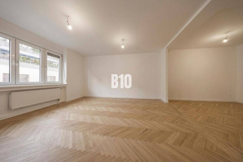 Geräumiges Zimmer mit Holzboden in einer 3-Zimmer-Wohnung.