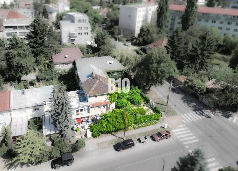 Ein Einfamilienhaus in Bratislava - Altstadt, umgeben von Grün, mit einem angrenzenden Garten.