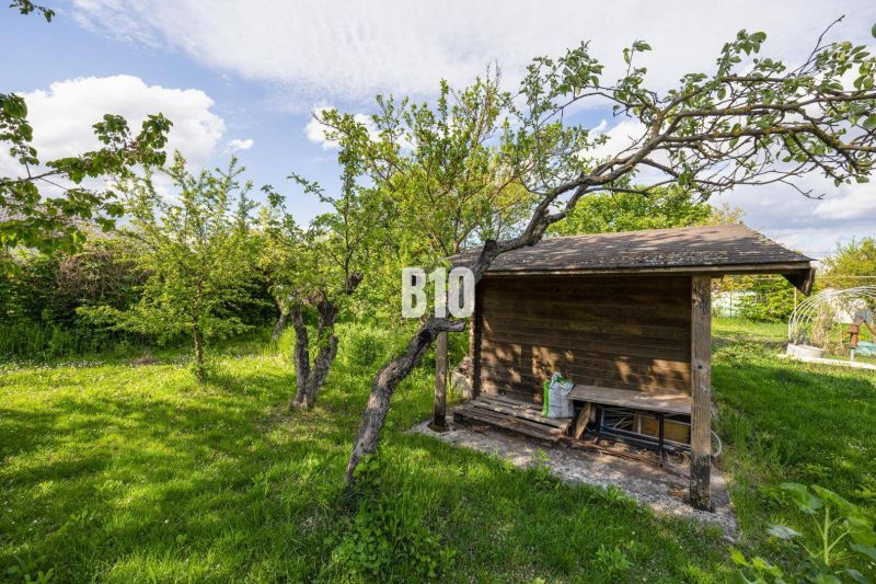Garten mit Holzunterstand auf einem Grundstück in Dunajská Lužná, geeignet zum Wohnen.