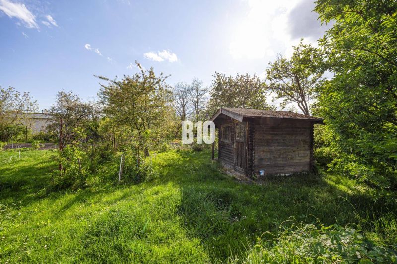 Gartenhaus umgeben von Grün auf einem Wohngrundstück in Dunajská Lužná.