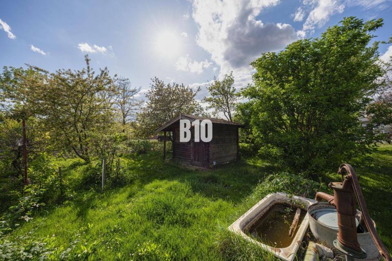 Garten mit Holzbau auf einem Grundstück zum Wohnen in Dunajská Lužná.