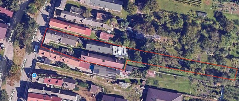 Luftaufnahme von Grundstücken - Wohnen in der Jadranská-Straße in Bratislava IV, umgeben von Grünflächen.