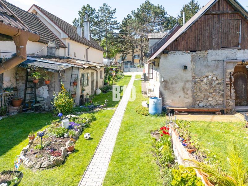 Garten mit Blumenbeeten im Bereich Grundstücke - Wohnen in der Jadranská Straße, Bratislava IV.