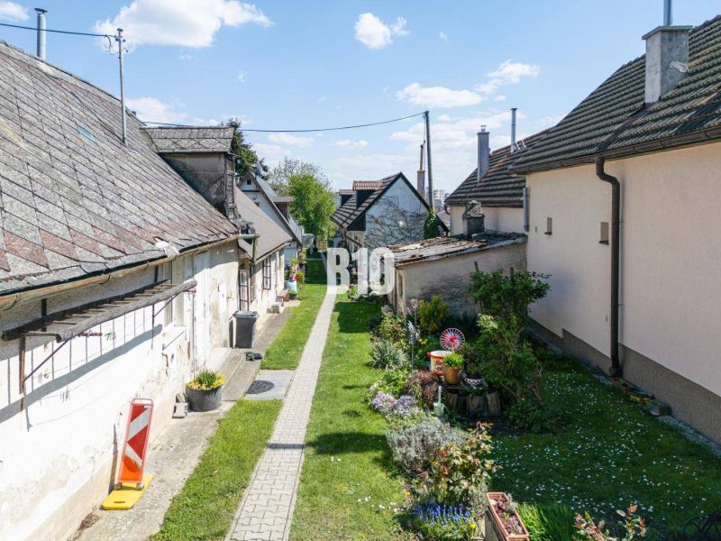 Eine schmale Gasse mit einem Garten und älteren Häusern in der Jadranská-Straße in Bratislava IV. Grundstücke - Wohnen.