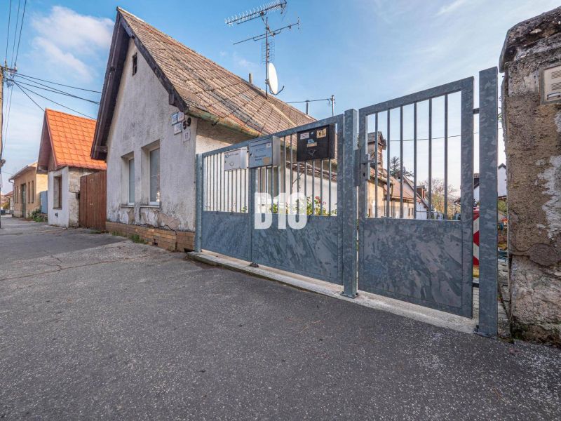 Einfamilienhaus mit Tor in der Jadranská-Straße im Stadtteil Bratislava IV, Grundstücke - Wohnen.