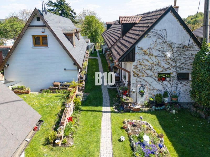 Zwei Gartenhäuser und gepflegter Rasen in der Jadranská Straße in Bratislava IV, Grundstücke - Wohnen.