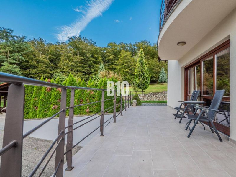 Die Terrasse des Einfamilienhauses in Marianka mit Blick auf den Wald und bequemen Sitzgelegenheiten.