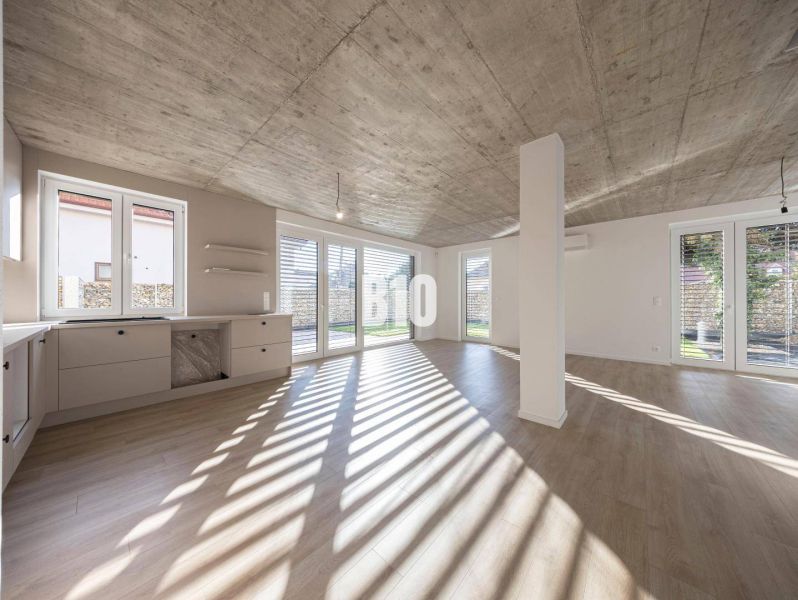 Helles Wohnzimmer mit Holzdekorboden in einem Einfamilienhaus.