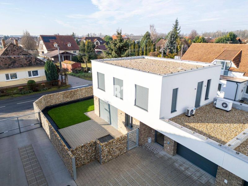 Einfamilienhaus in der Ivanská-Straße in Malinovo mit Flachdach und Garten.
